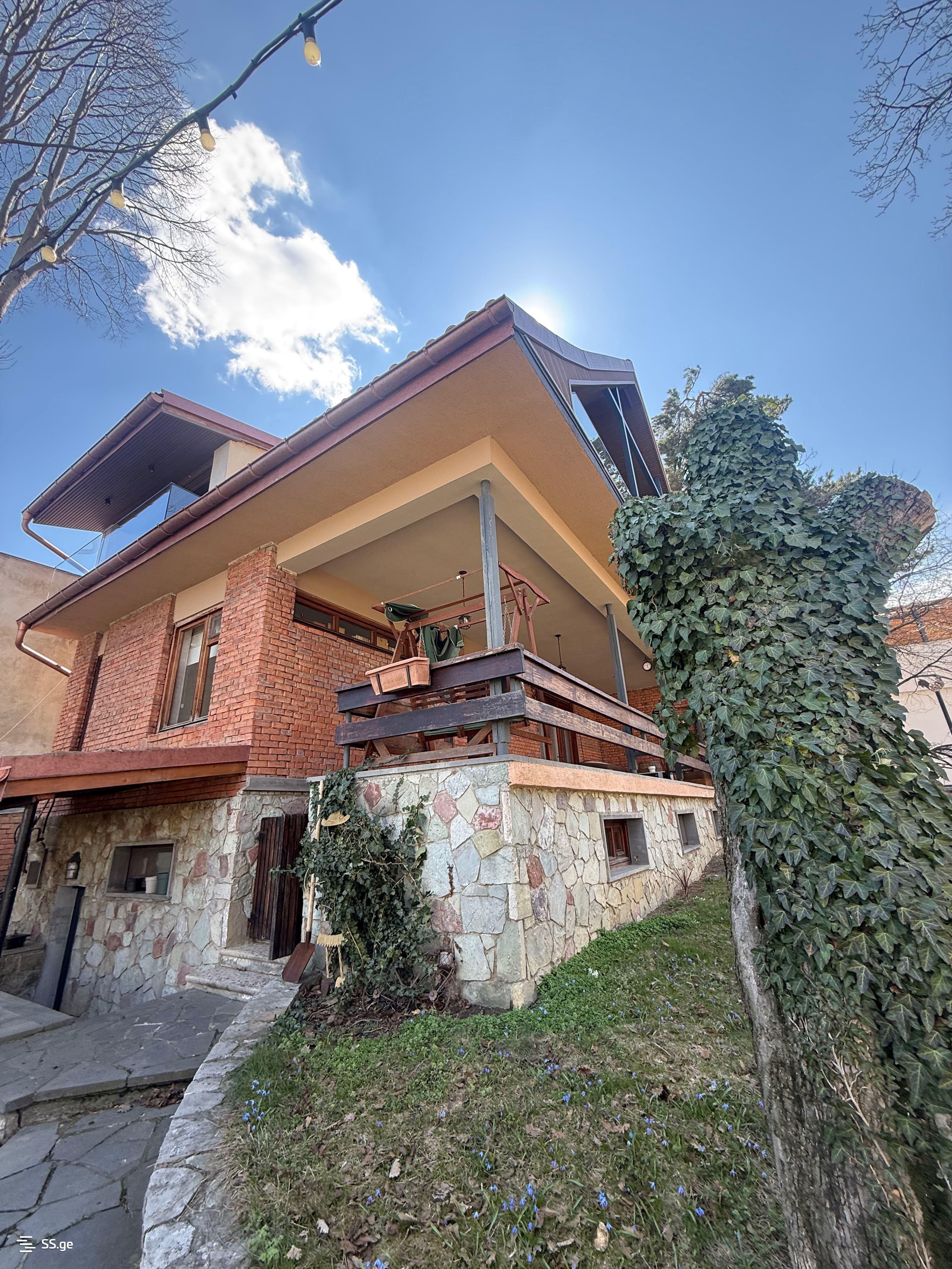 9 Room Private House For Sale view 1