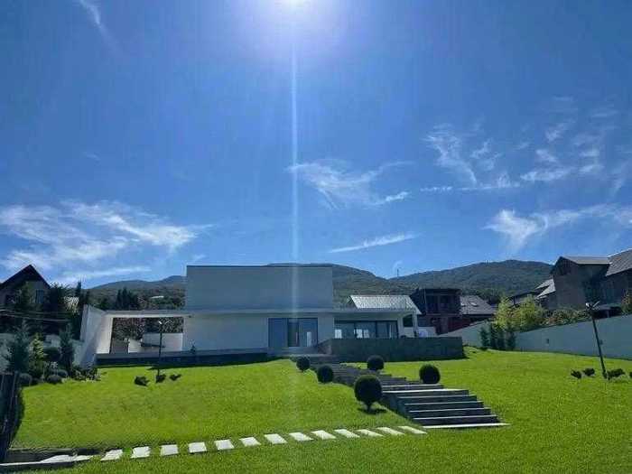 9 room Private House For Sale. Saguramo