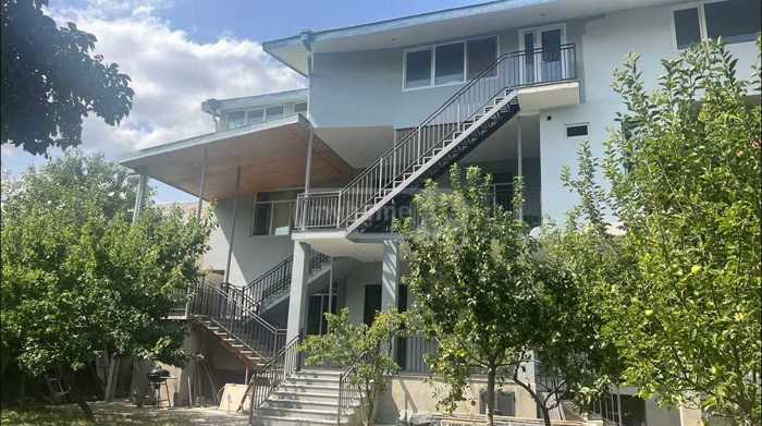 8 room Private House For Sale. Tskneti