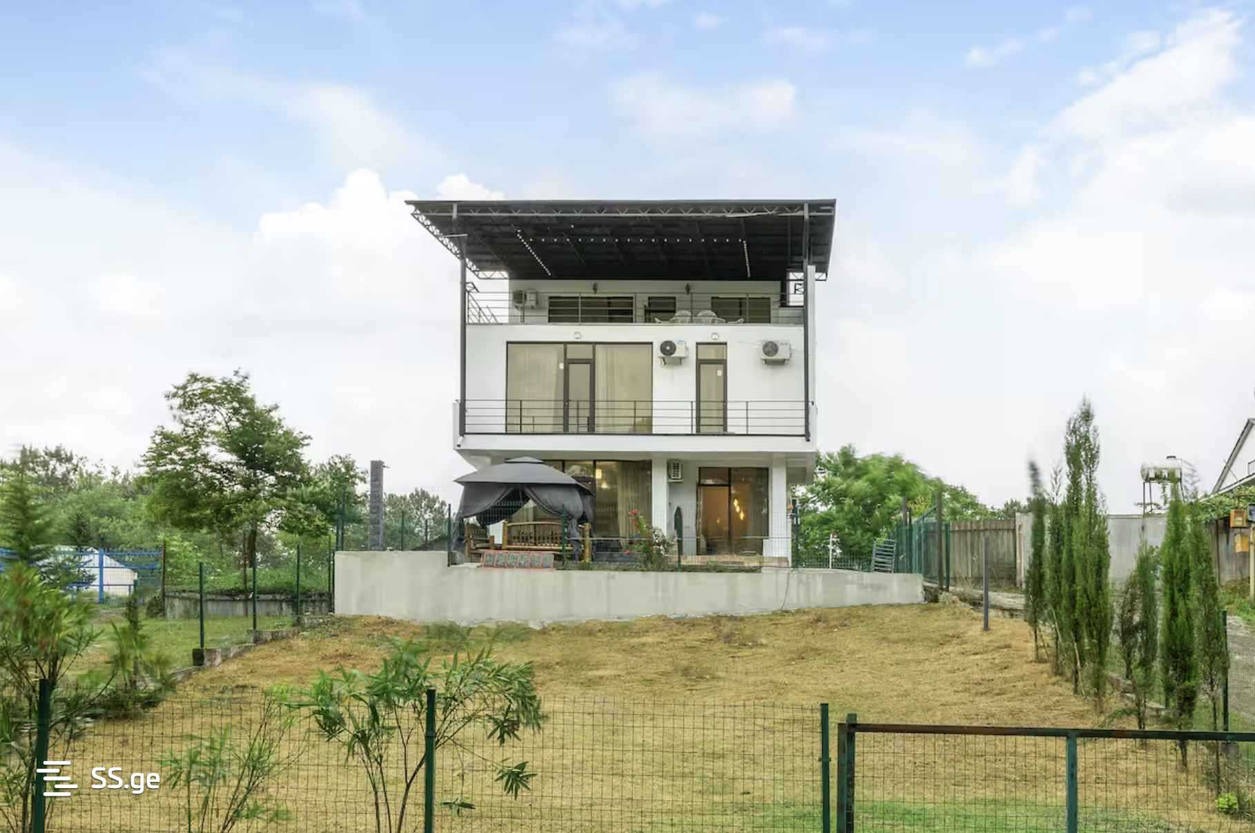 8 Room Private House For Sale view 2