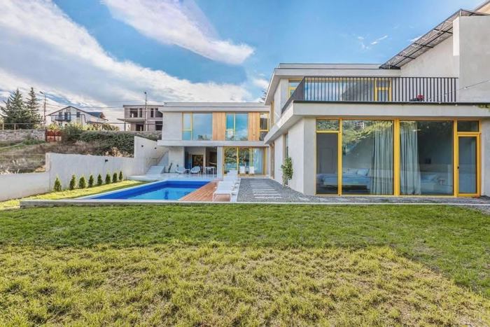 10 room Private House For Sale. Shindisi