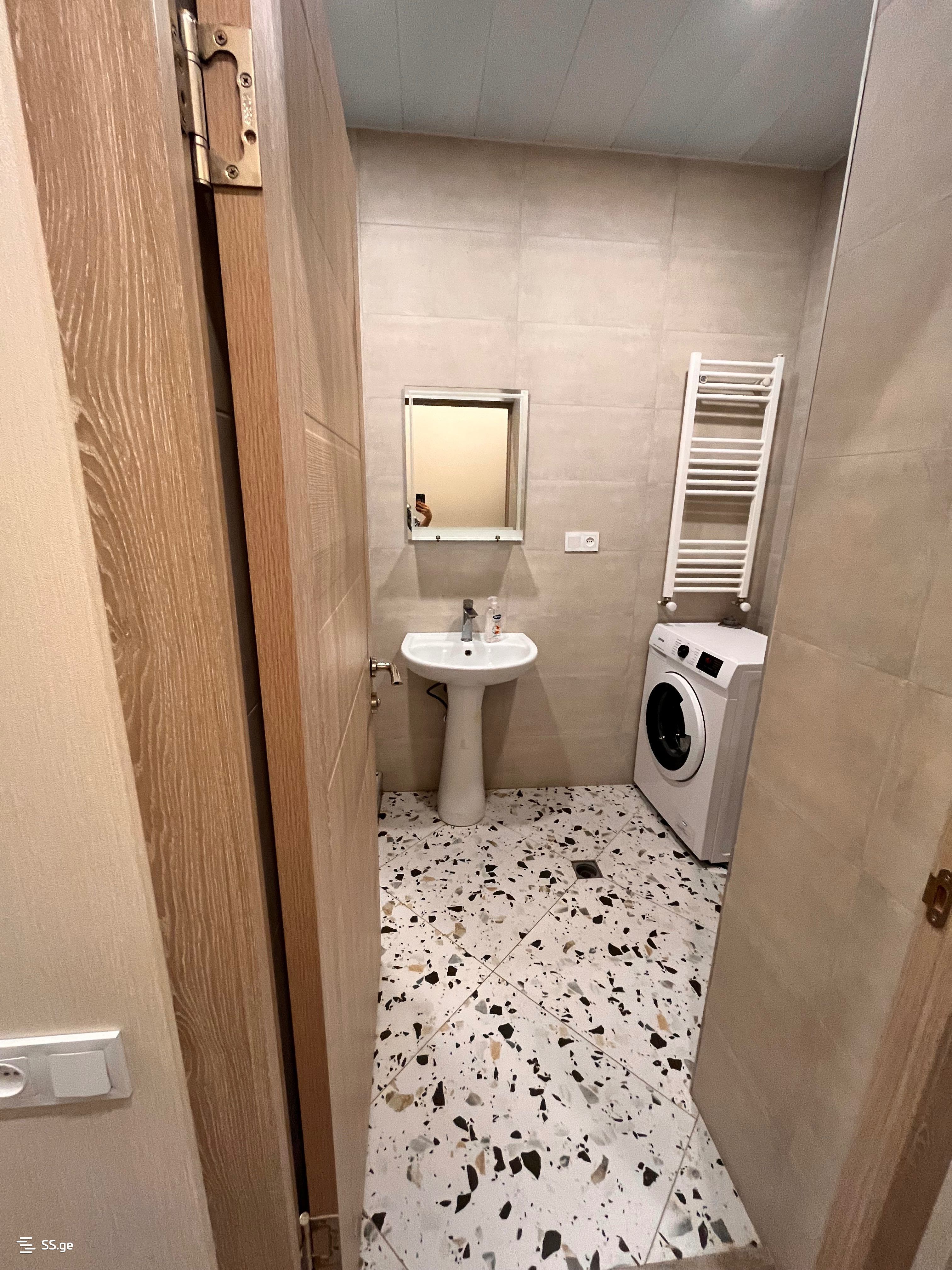 3 Room Flat Daily Rent. Mukhiani view 6