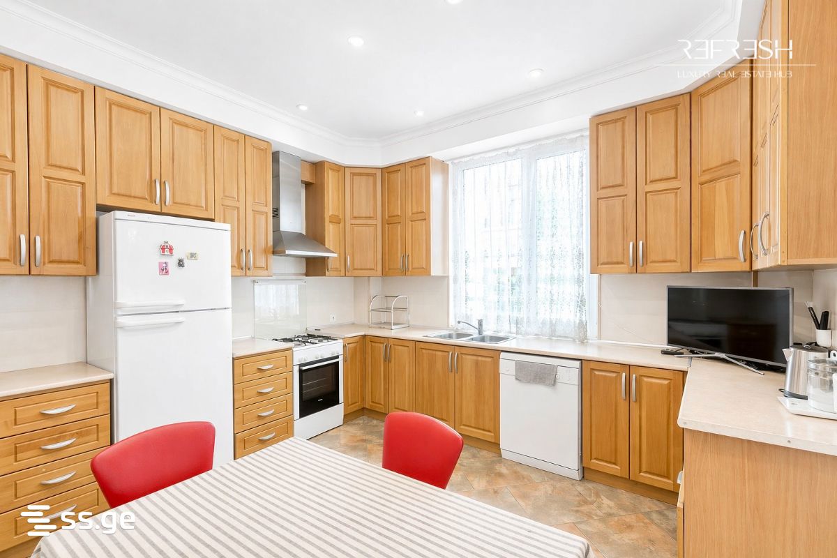 8 room Private House For Rent. Vake - Aanzicht 3