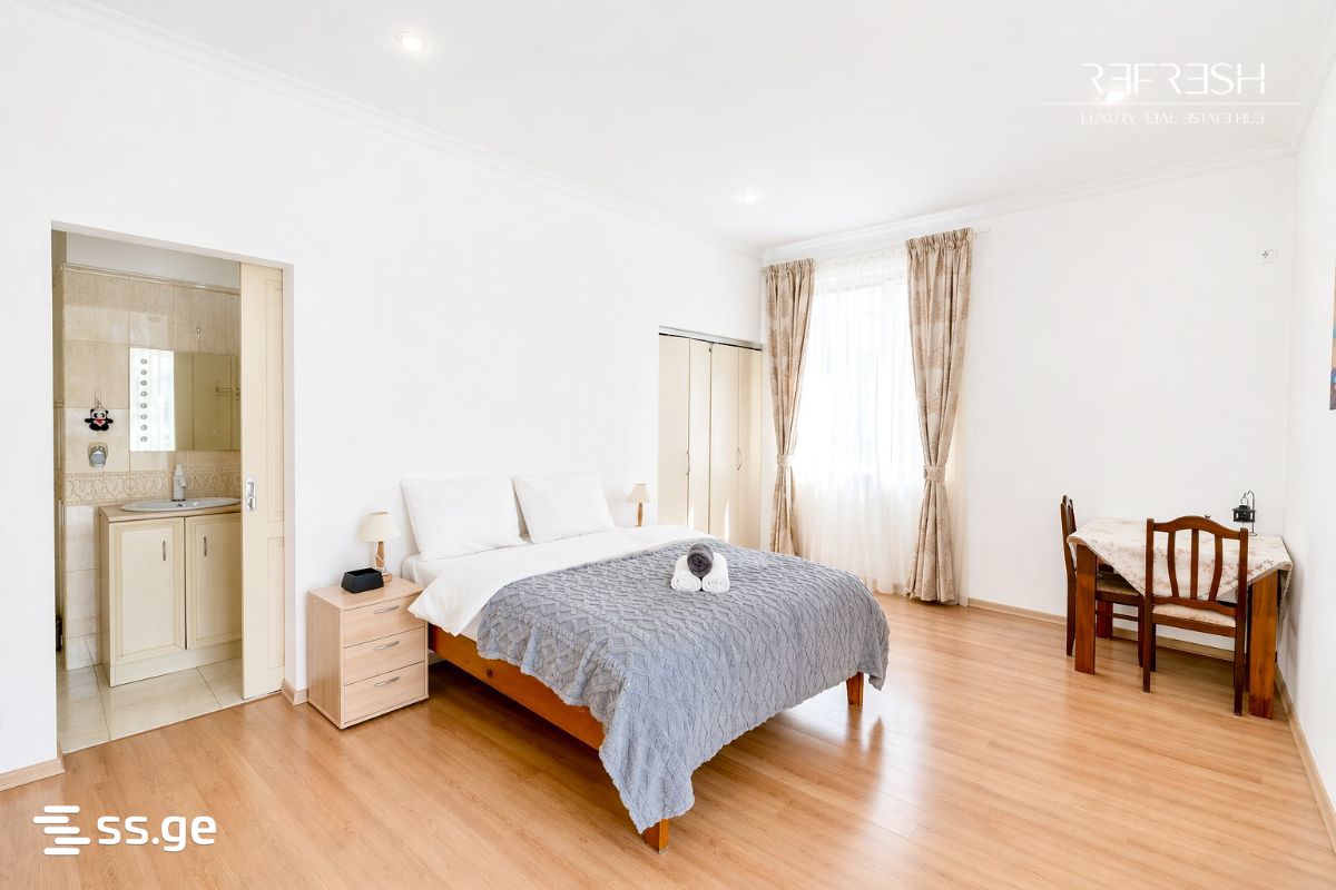 8 Room Private House For Rent. Vake, 1 of 12