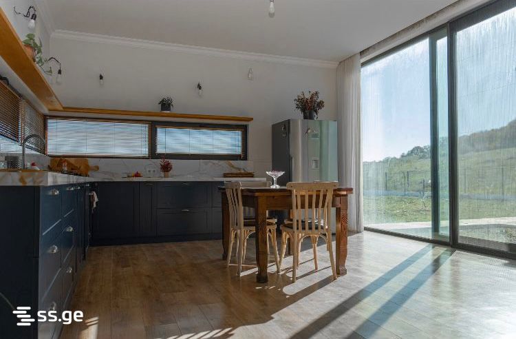 6 Room Private House For Sale view 2