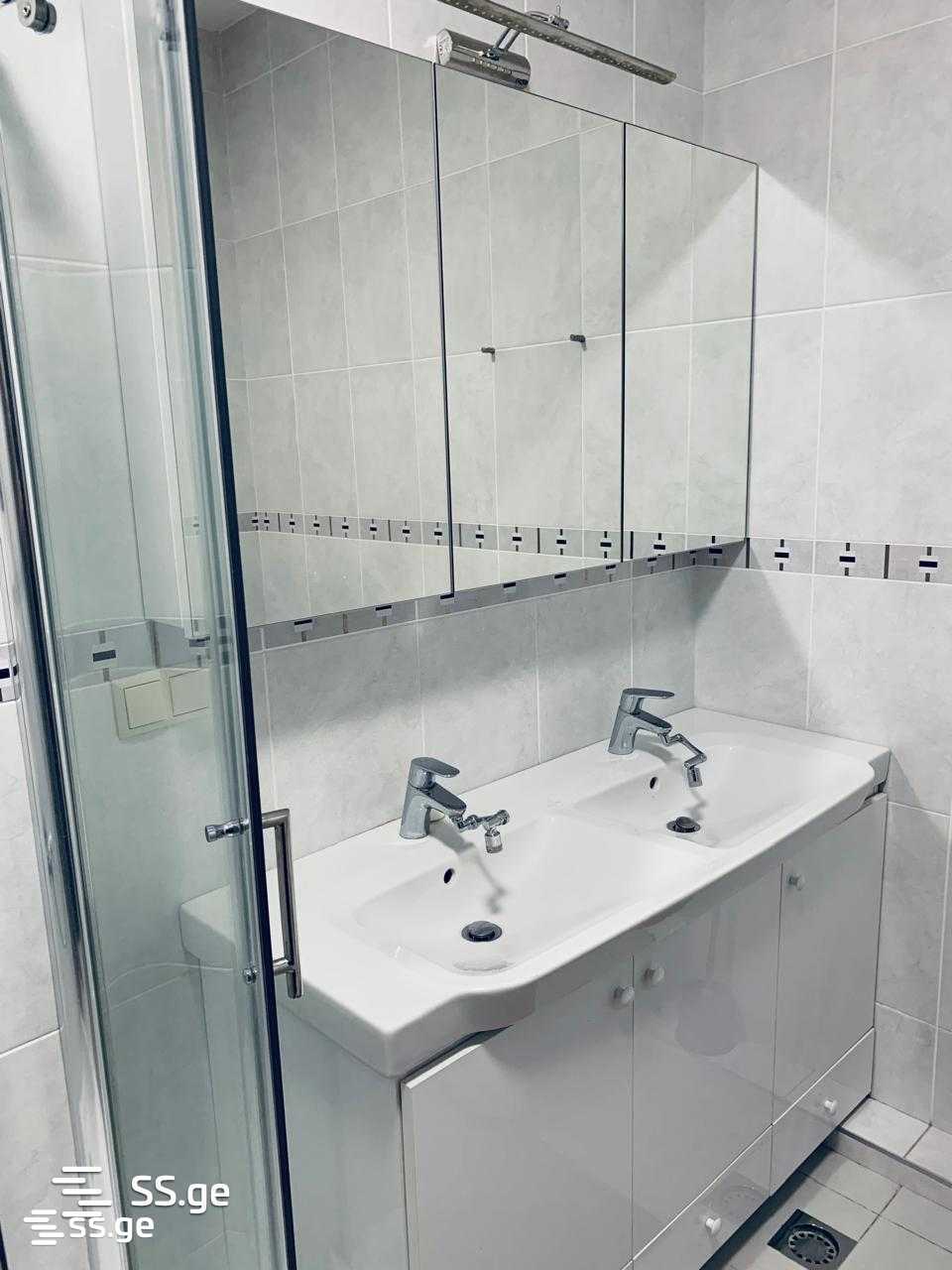 5 room Flat For Rent. Vake - Više