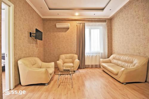 18 Room Hotel For Rent. Vake view 11