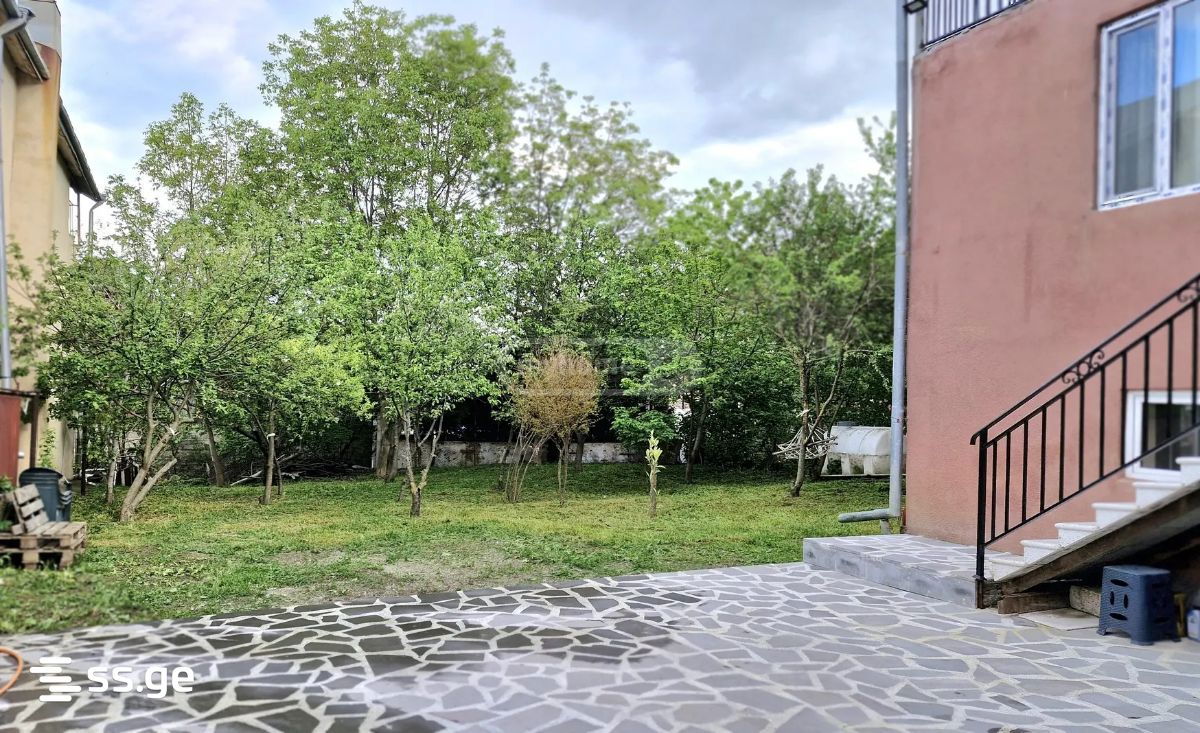 7 Room Summer Cottage For Rent. Mtatsminda view 1