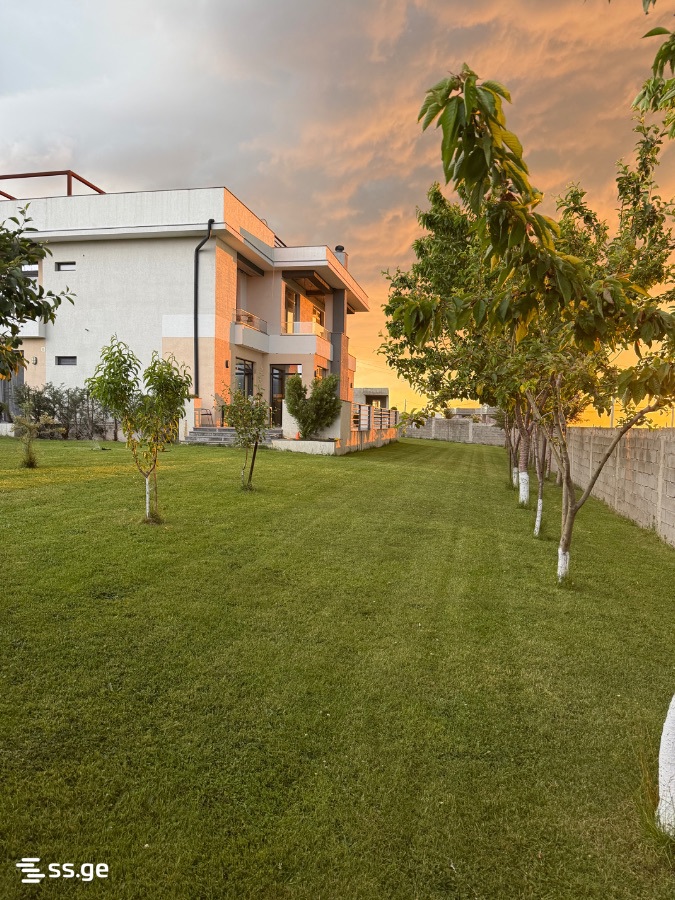 6 Room Private House For Sale view 2