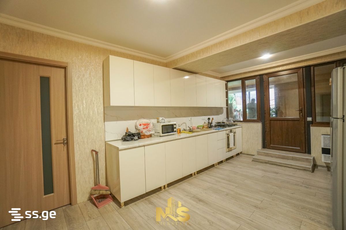 6 Room Private House For Sale view 3