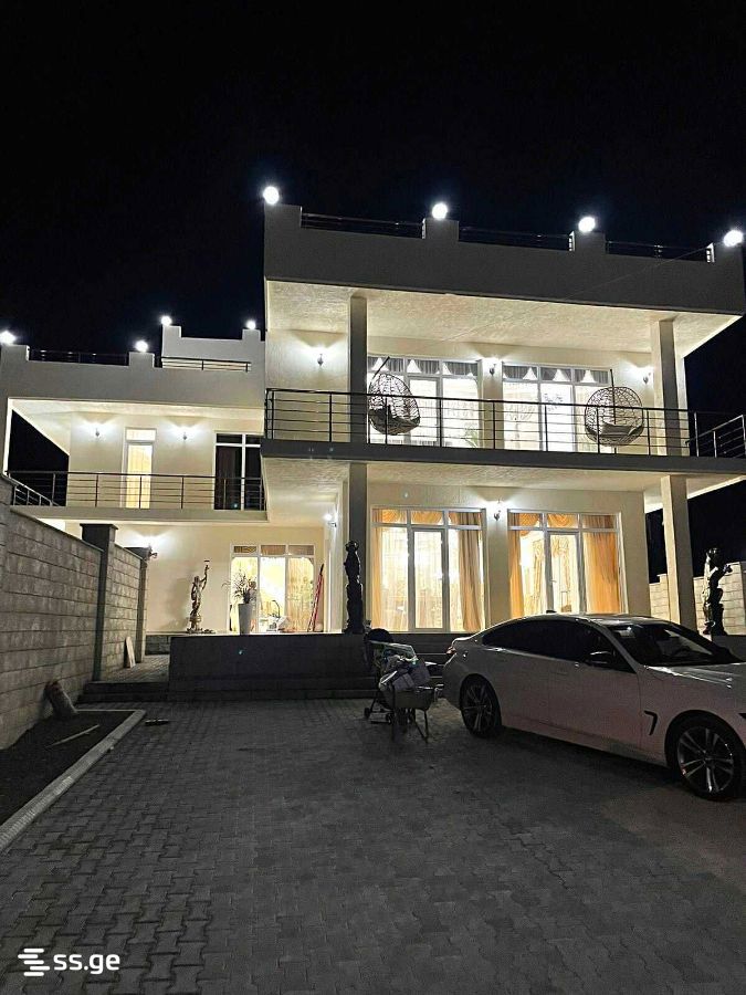 8 Room Private House For Sale view 1