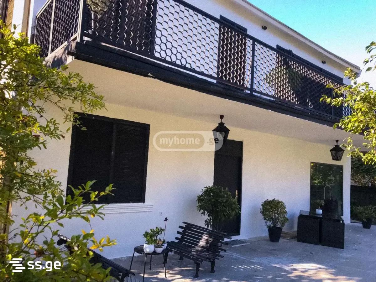 8 Room Private House For Sale view 3