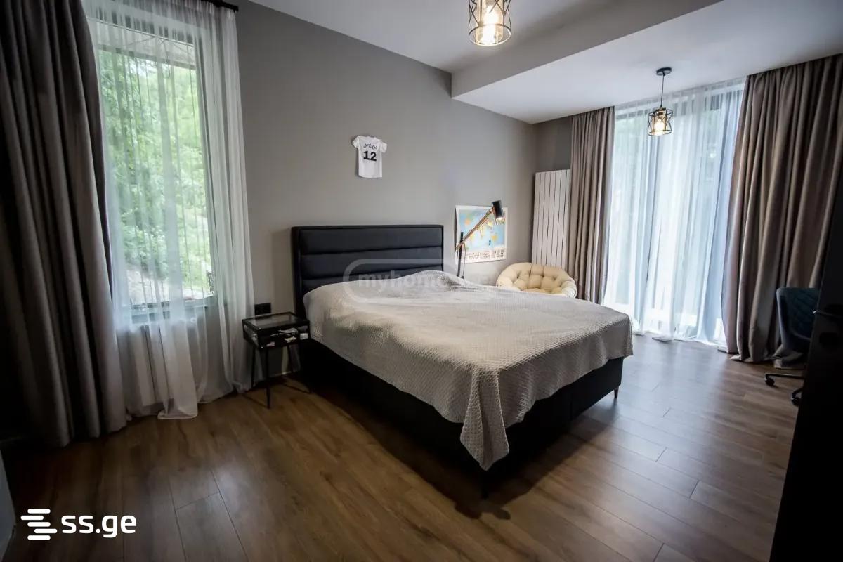 8 Room Private House For Sale view 3