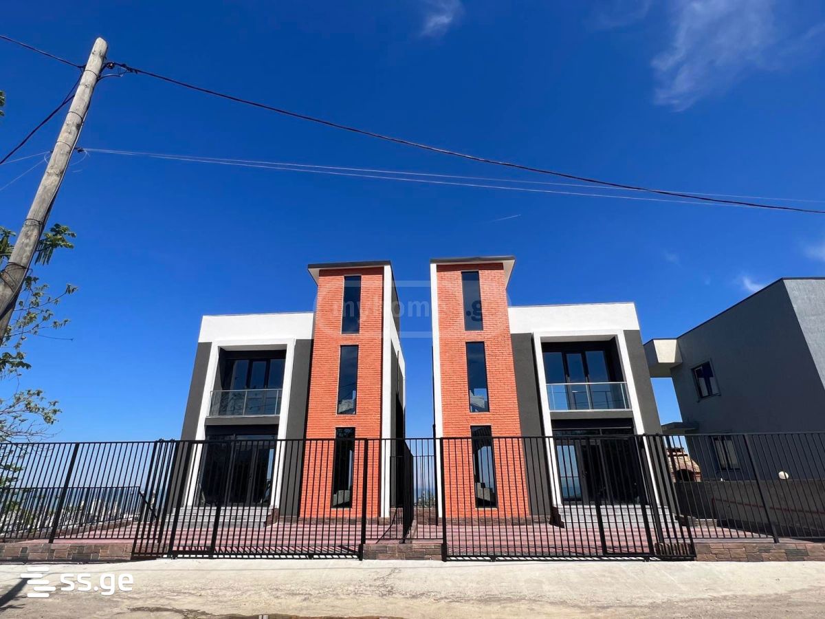 7 Room Private House For Sale view 3