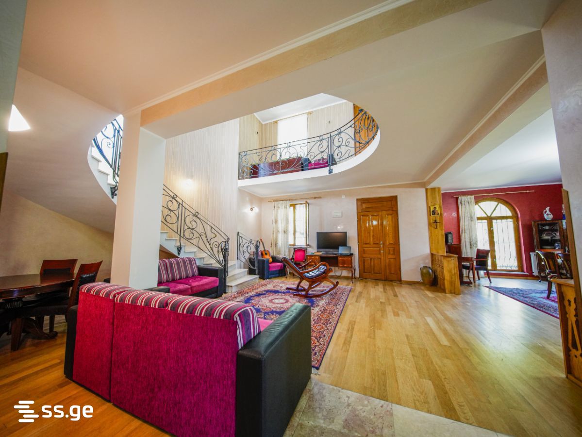8 Room Private House For Sale view 11