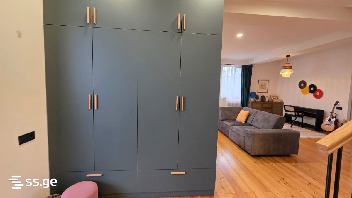 8 Room Private House For Sale view 3