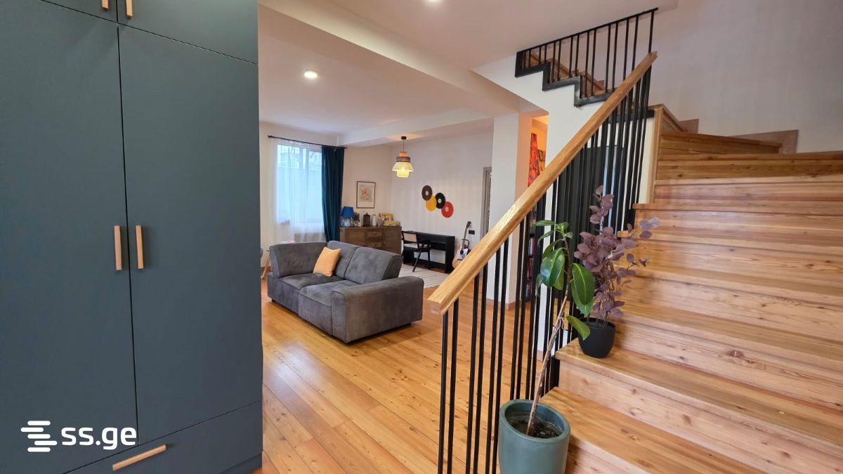 8 Room Private House For Sale view 4