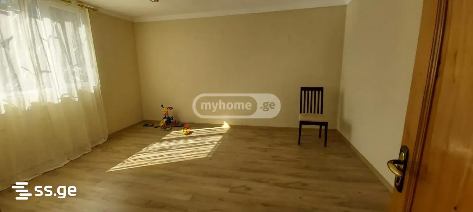 8 Room Private House For Sale view 4
