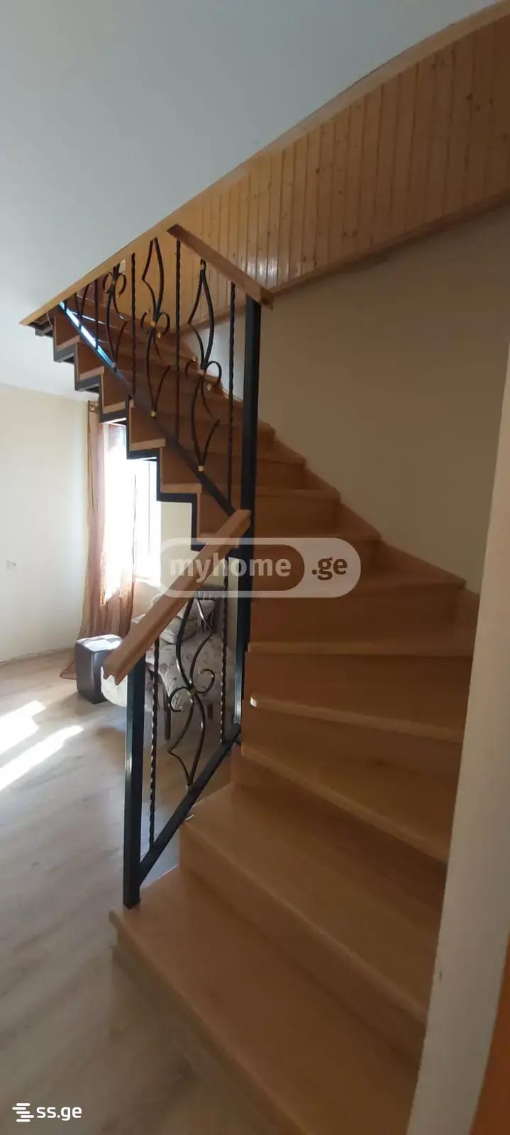 8 Room Private House For Sale view 10