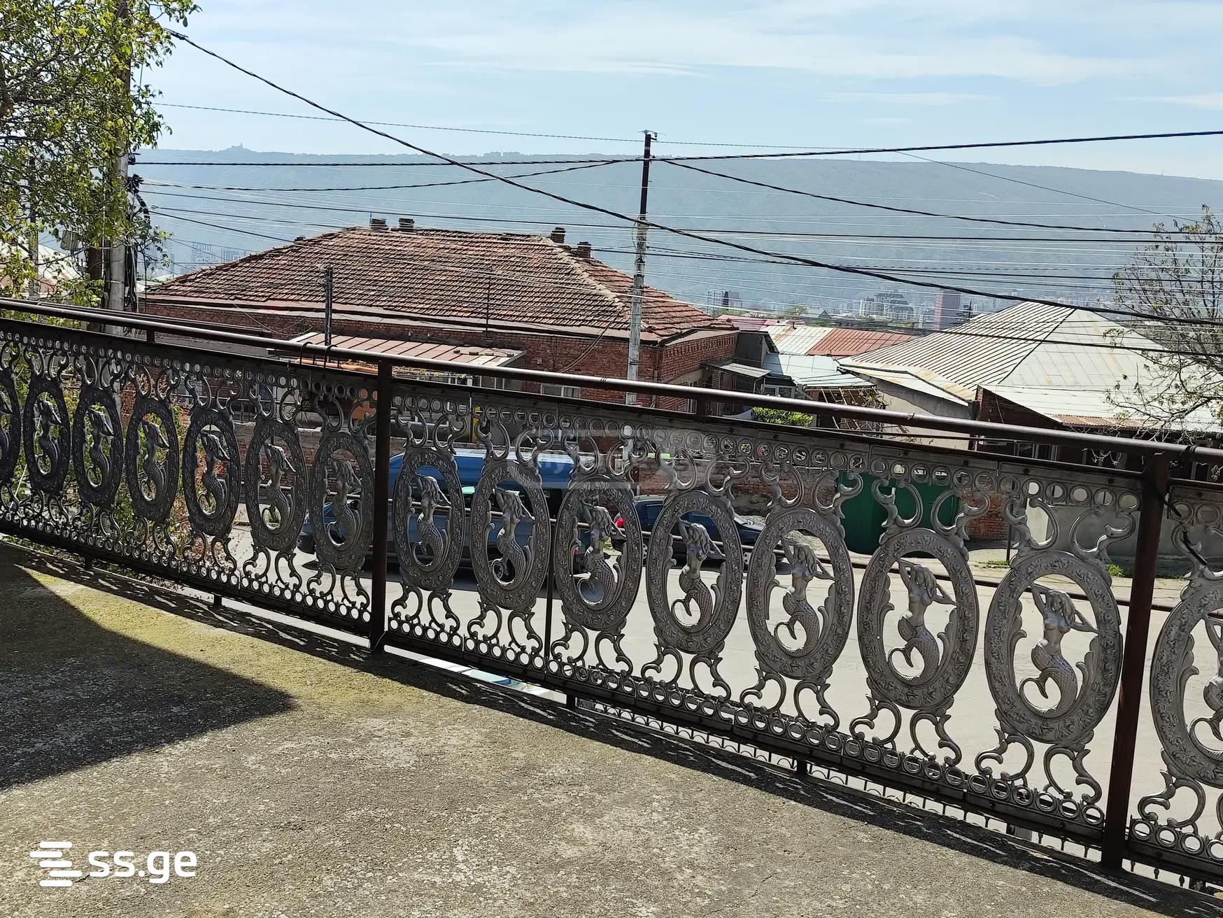 8 Room Private House For Sale view 2