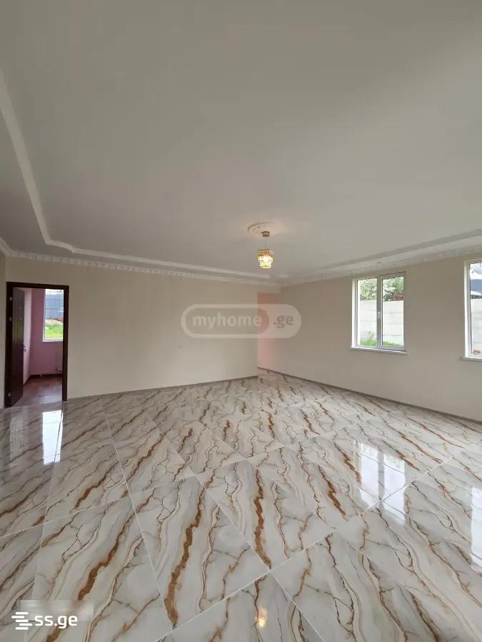 5 Room Private House For Sale view 2