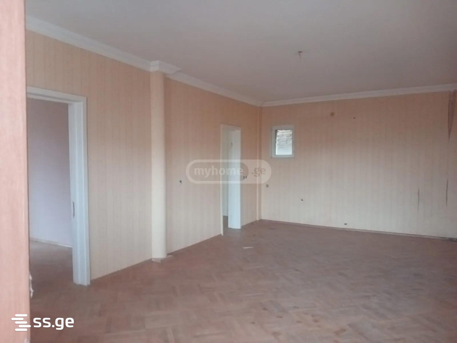 8 Room Private House For Sale view 3