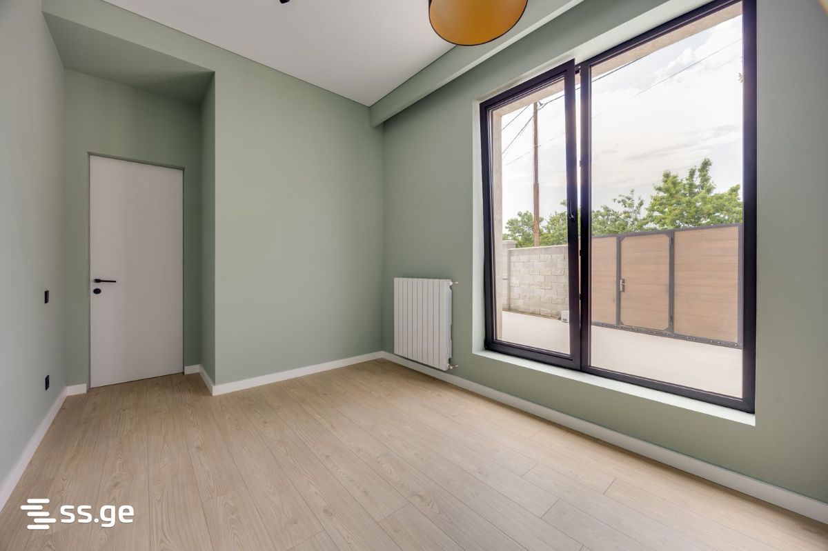 6 Room Private House For Sale view 2