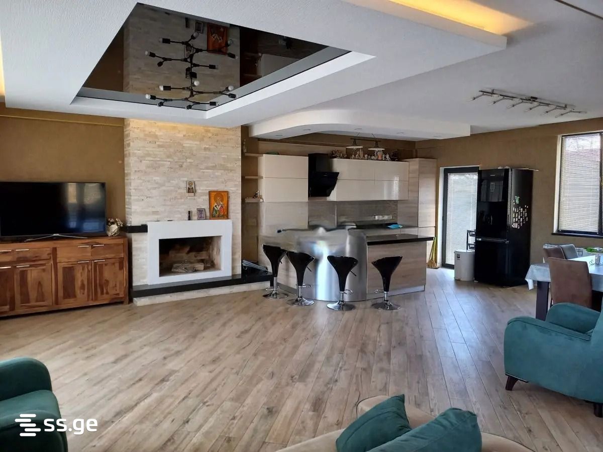 8 Room Private House For Rent. Mtatsminda, 1 of 4