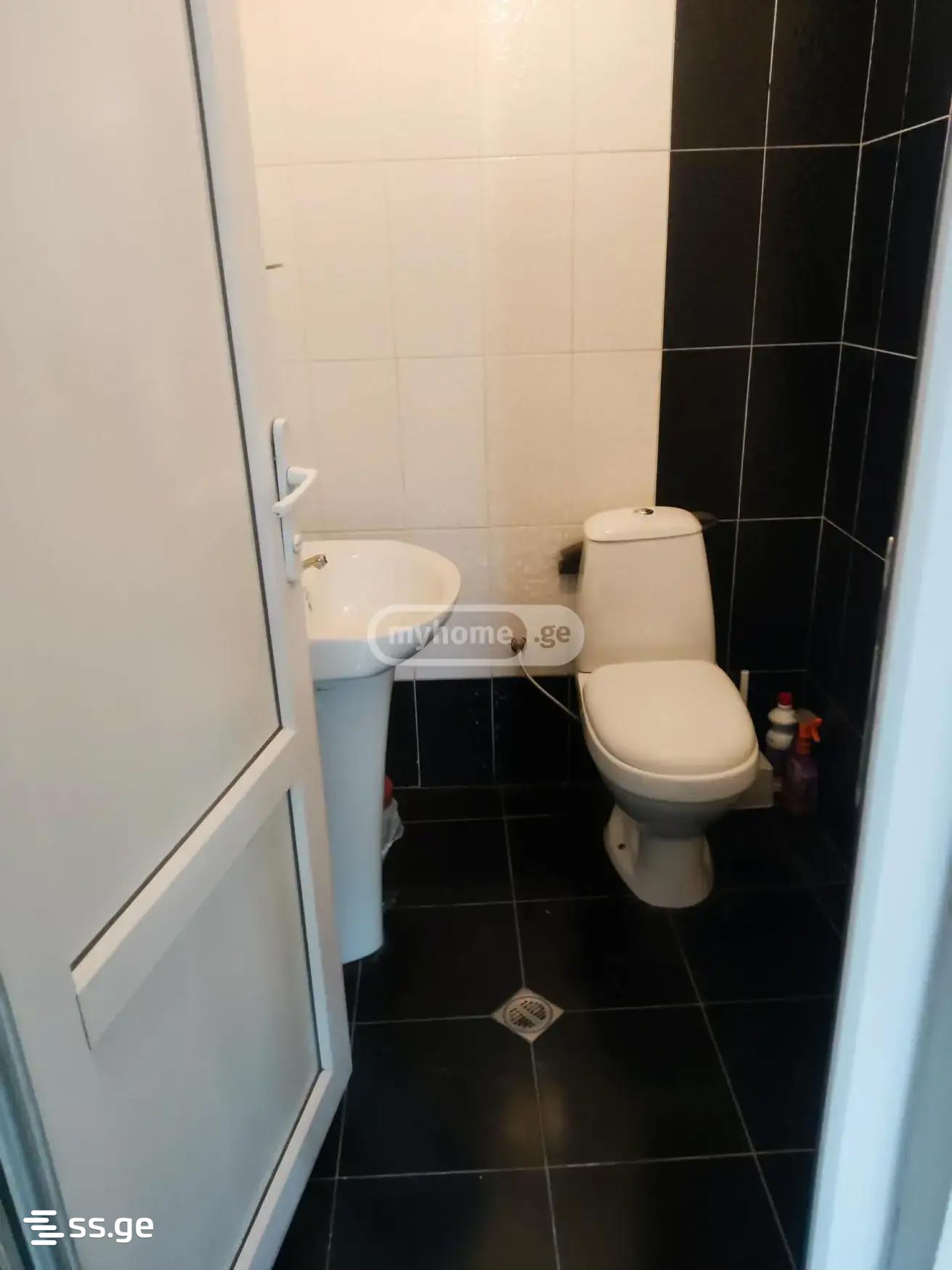 8 Room Private House For Sale view 15