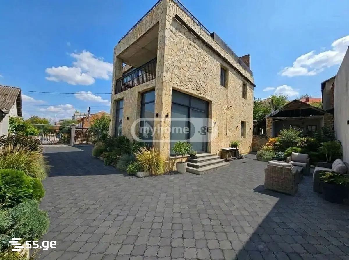 10 Room Private House For Sale view 1