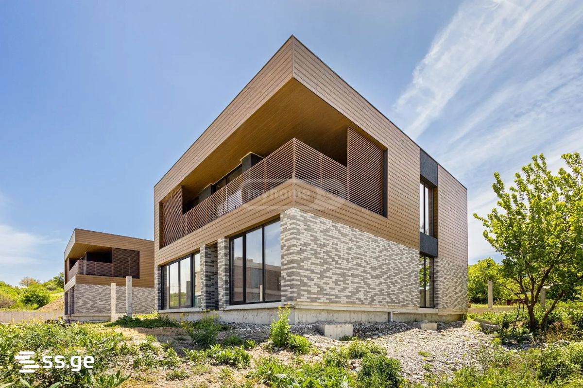 8 Room Private House For Sale view 6