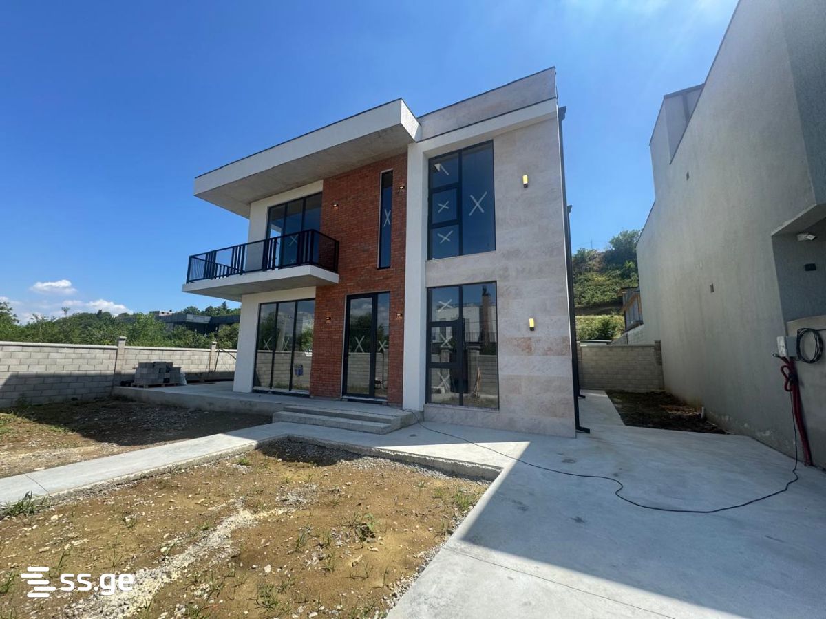8 Room Private House For Sale view 3