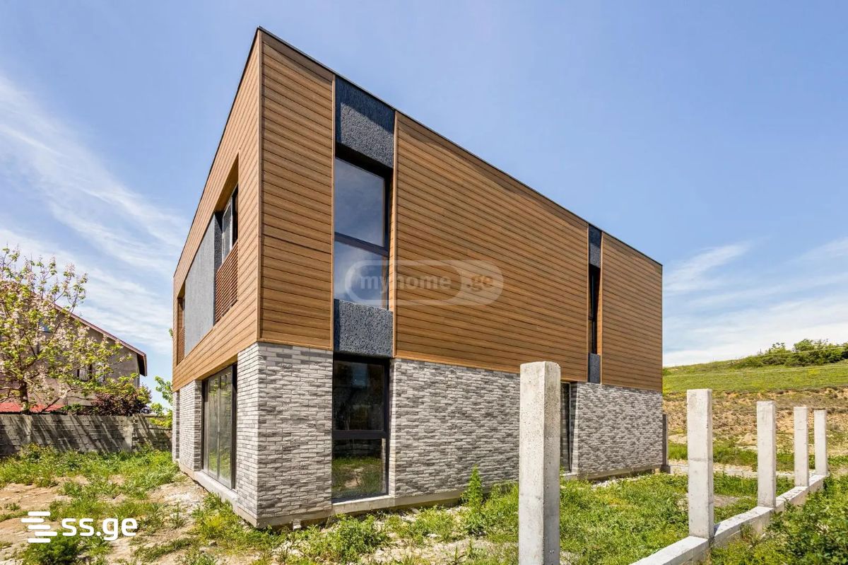 8 Room Private House For Sale view 4