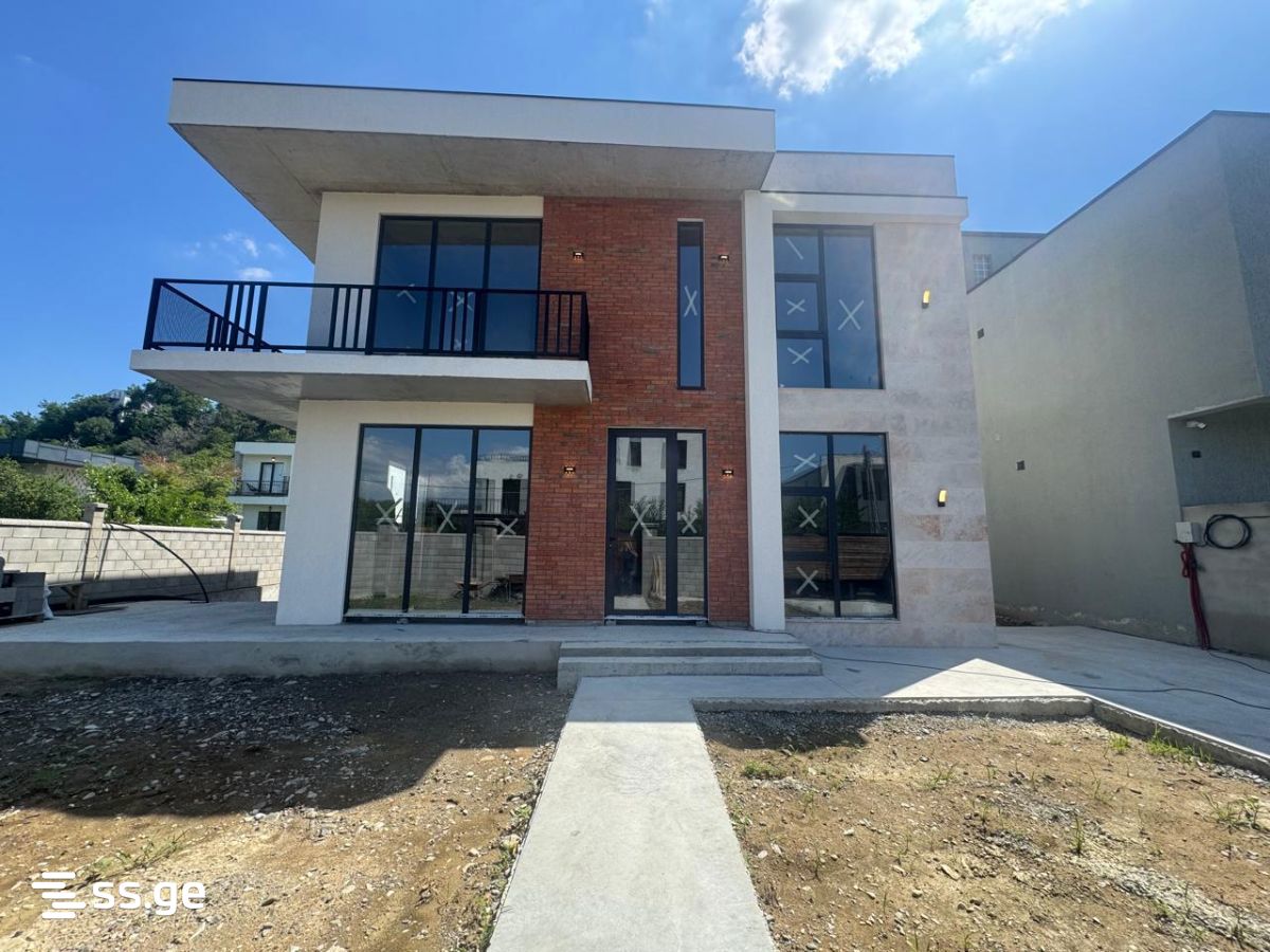 8 Room Private House For Sale view 2