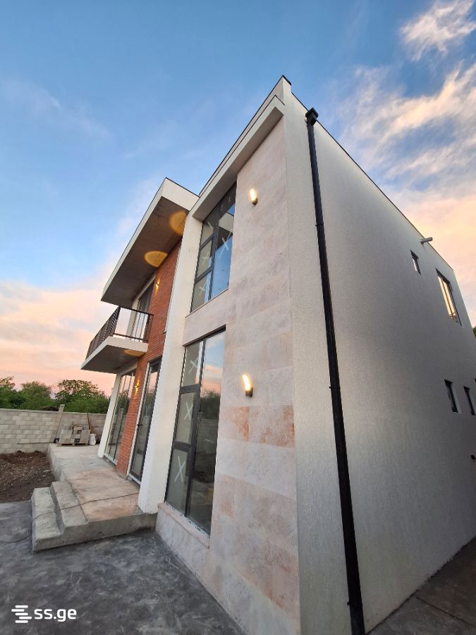 8 Room Private House For Sale view 1