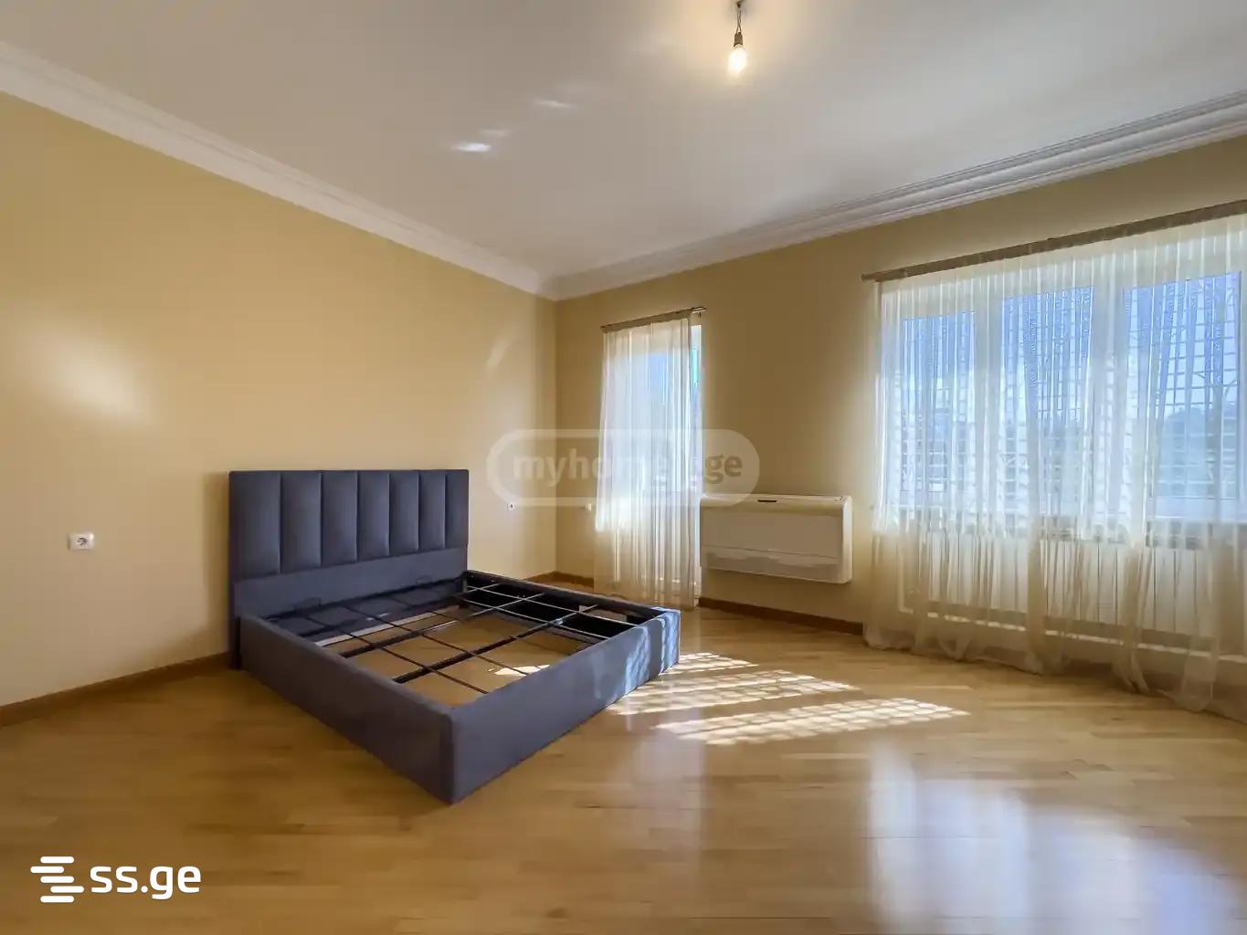 8 Room Private House For Sale view 6