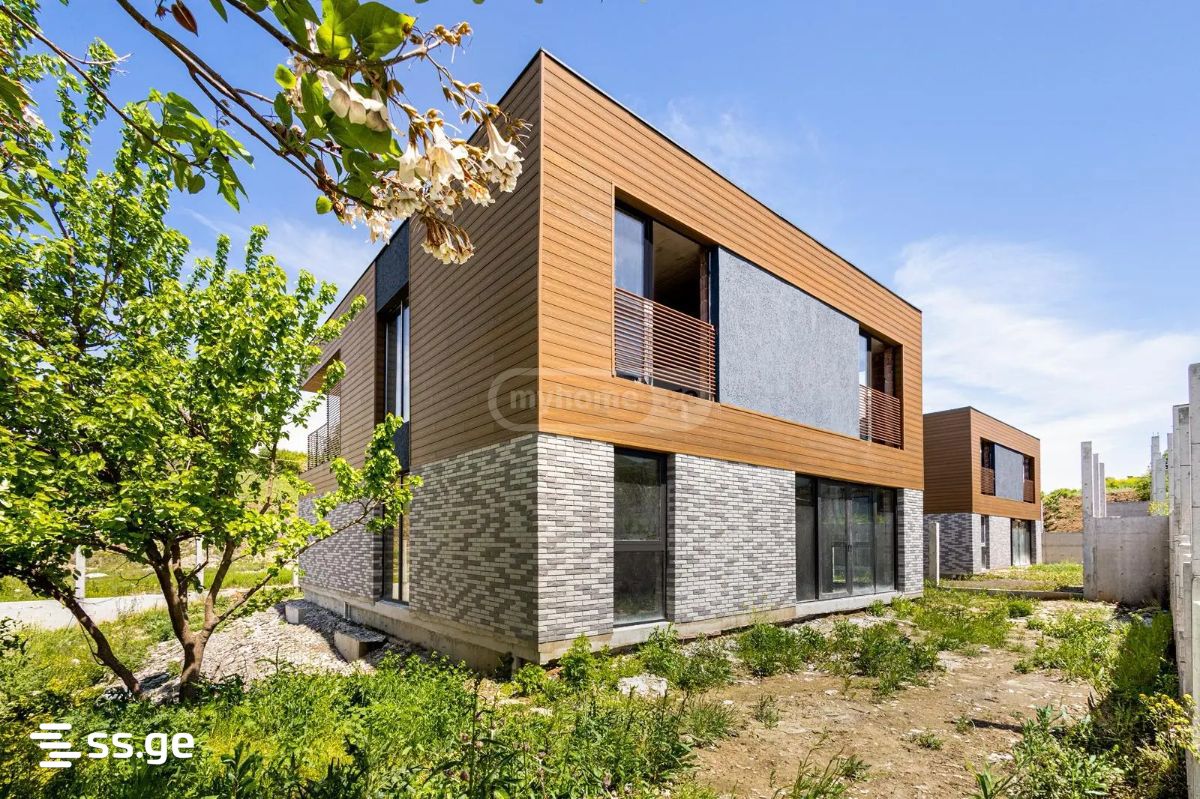 8 Room Private House For Sale view 5