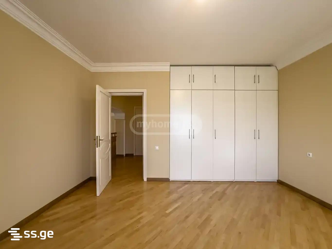 8 Room Private House For Sale view 14