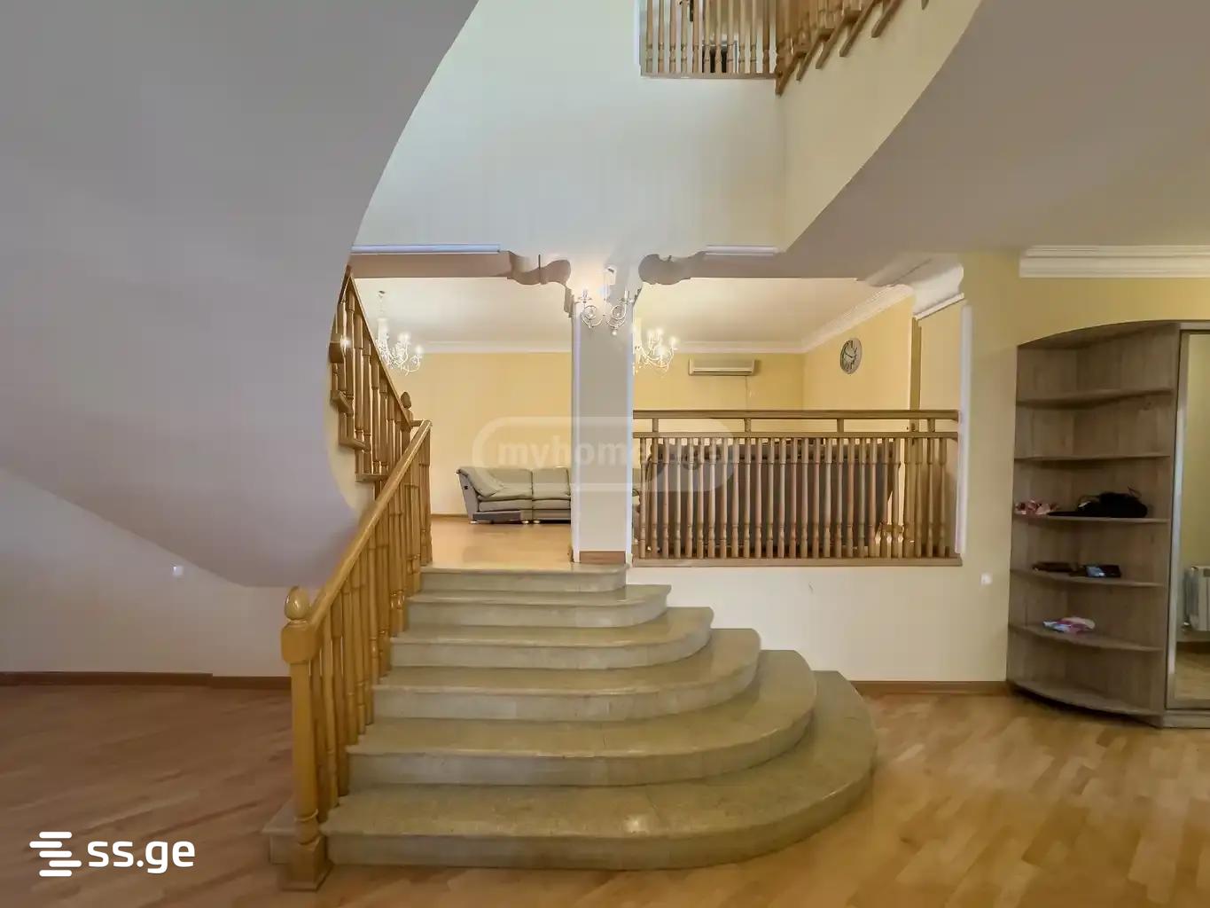 8 Room Private House For Sale view 10