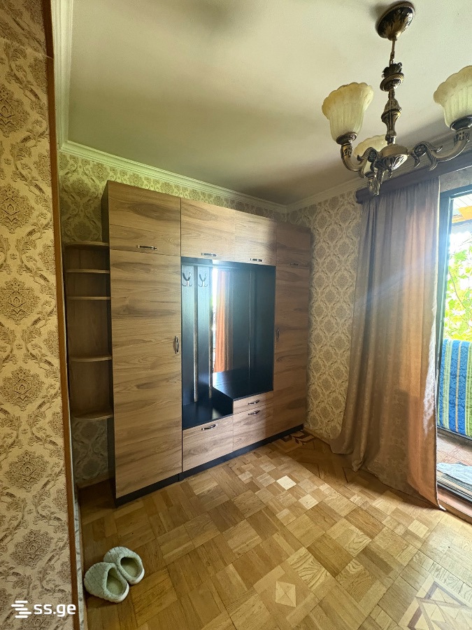 5 room Flat For Rent. Isani – pohled 2