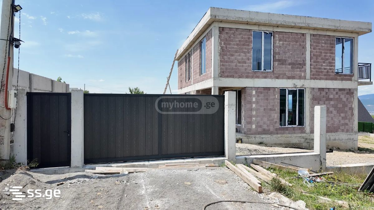 8 Room Private House For Sale view 3