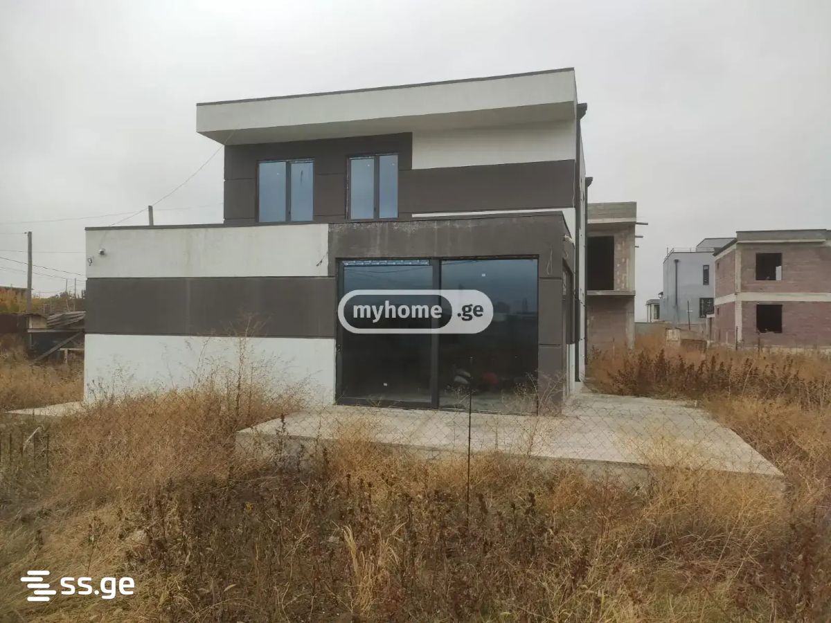 5 Room Private House For Sale view 3