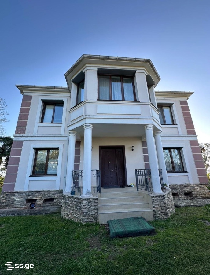 8 Room Private House For Sale view 3