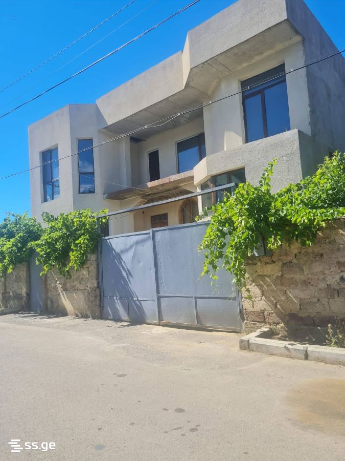 8 Room Private House For Sale view 1