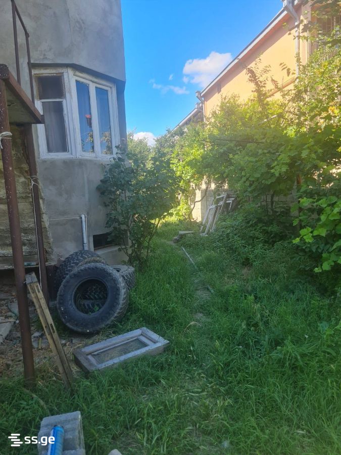 8 Room Private House For Sale view 2