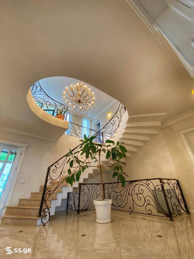 8 Room Private House For Rent. Makhindjauri view 2
