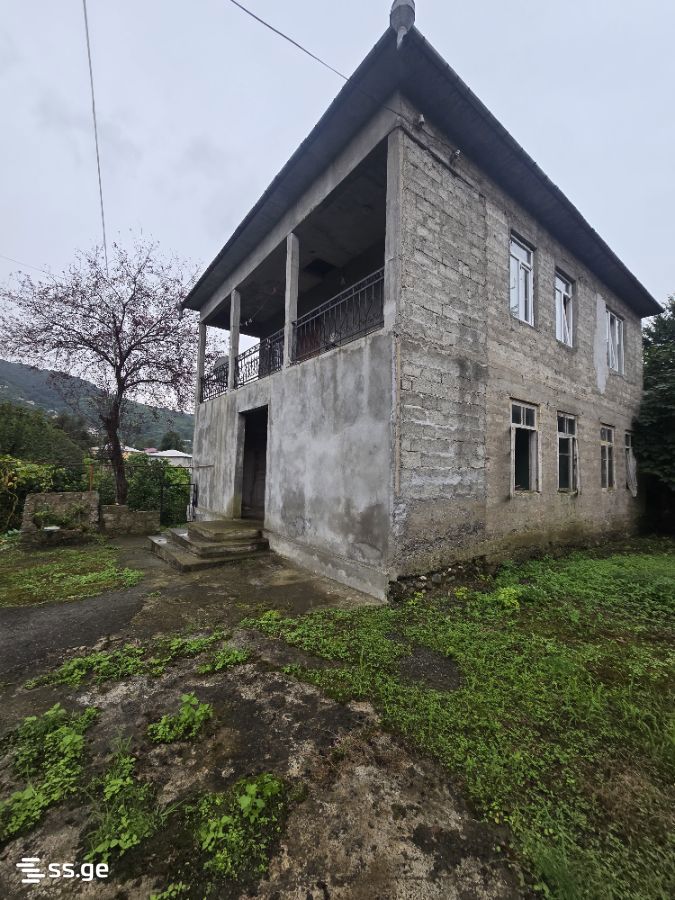 8 Room Private House For Sale view 2