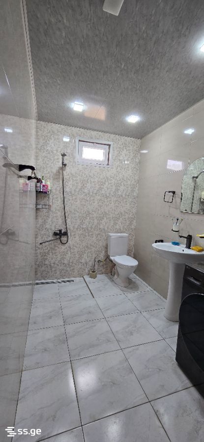 8 Room Private House For Sale view 2