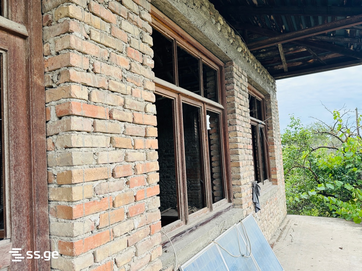 6 Room Private House For Sale view 2