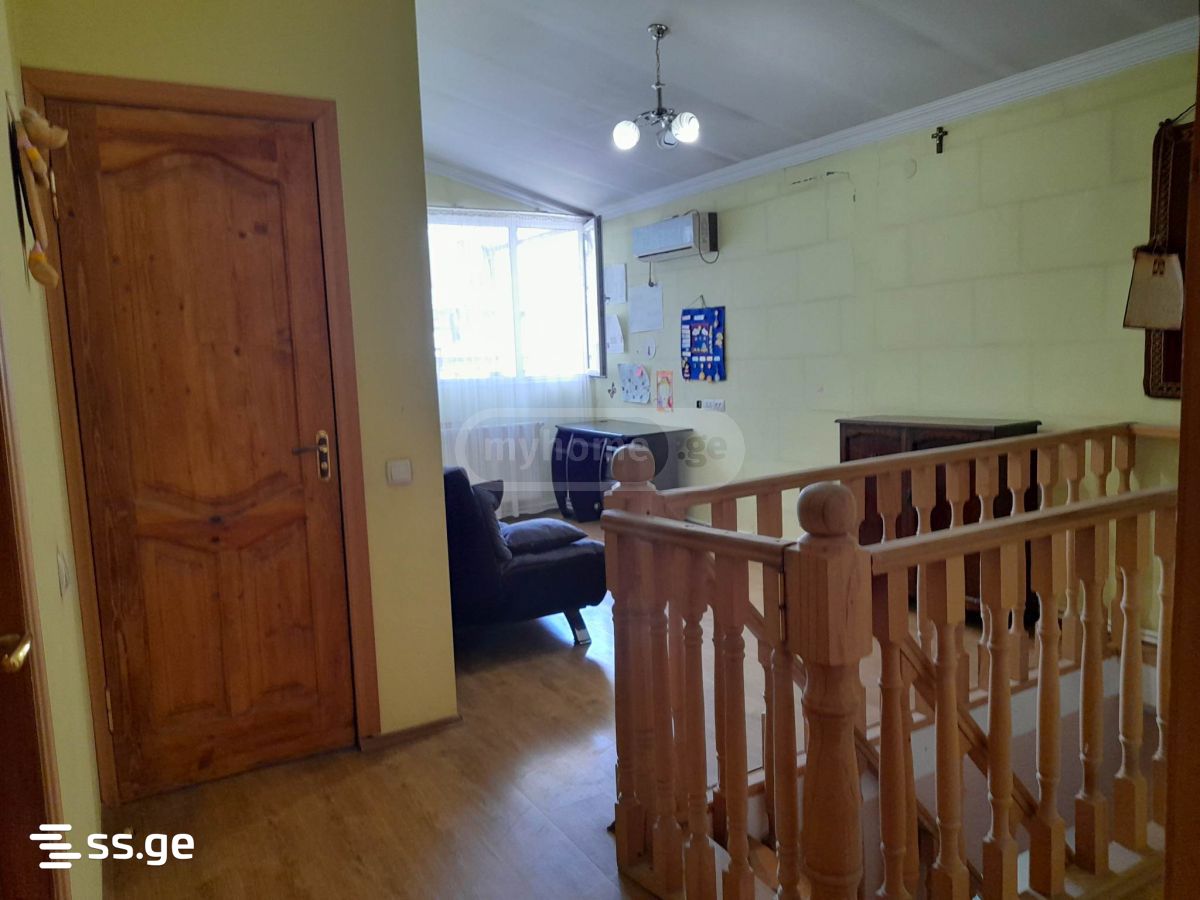 7 Room Private House For Sale view 4